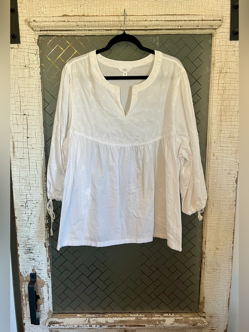 Time and Tru White Embroidered Peasant Tunic